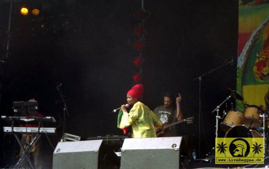 Empress Ayeola (UK) with The Artikal Crew - Reggae Geel Festival, Belgien 05. August 2006 (4).jpg